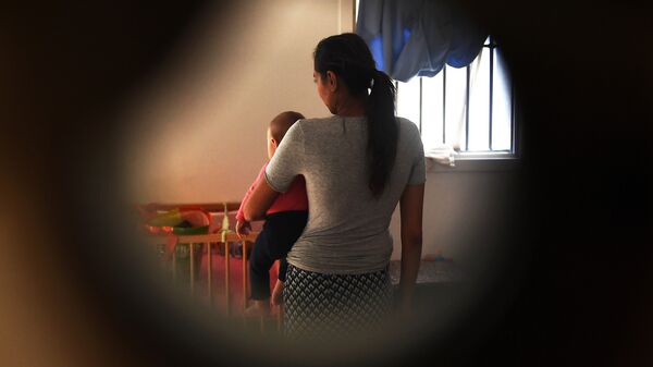 Женщина с ребенком. Архивное фото - Sputnik Кыргызстан