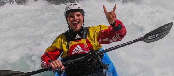 Спуск в лодке с водопада высотой с 10-этажаный дом — страшно даже смотреть - Sputnik Кыргызстан