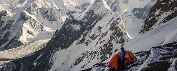 Альпинист на подъеме к вершине К2 в Пакистане. Архивное фото - Sputnik Кыргызстан