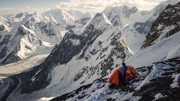 Альпинист на подъеме к вершине К2 в Пакистане. Архивное фото - Sputnik Кыргызстан