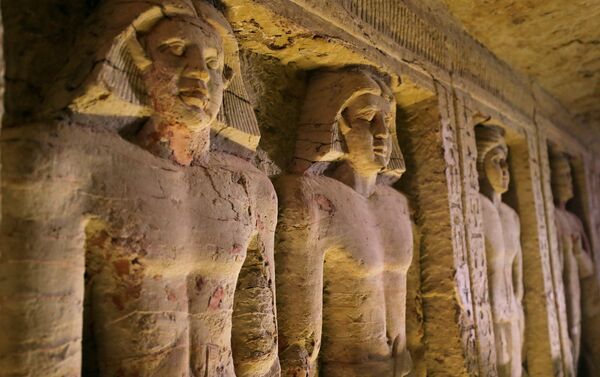 Гробница, обнаруженная в комплексе пирамид в селении Саккара в 30 километрах от Каира, изобилует цветными иероглифами и статуями фараонов - Sputnik Кыргызстан