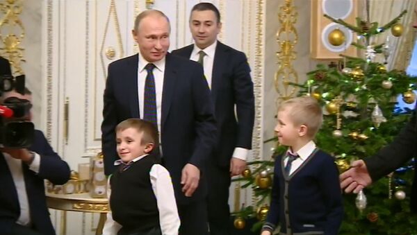 Путин исполнил мечту тяжелобольного мальчика — доброе видео - Sputnik Кыргызстан