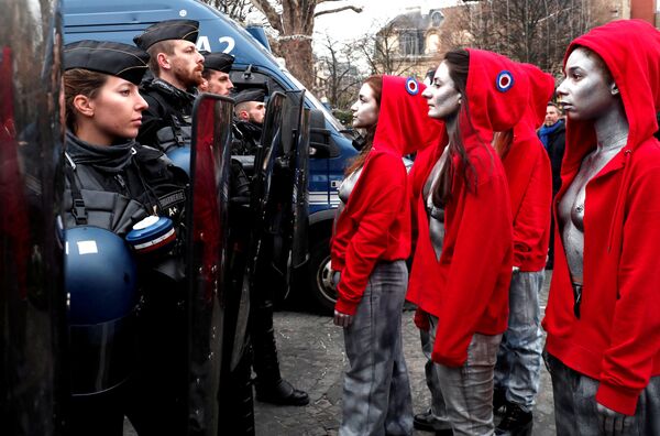 Акция протестов автомобилистов желтые жилеты в Париже - Sputnik Кыргызстан