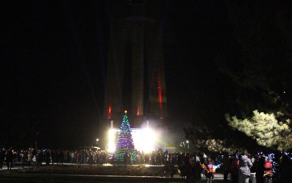 Зажжение новогодней елки в парке Победы имени Даира Асанова - Sputnik Кыргызстан