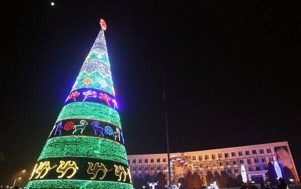 Установка ели и праздничное украшение центральной площади обошлись городскому бюджету в 1,5 миллиона сомов. - Sputnik Кыргызстан