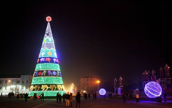 На центральной площади Оша зажгли новогоднюю елку - Sputnik Кыргызстан