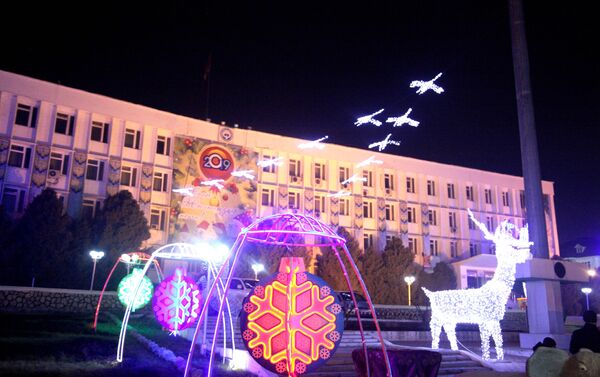 Кроме того, на площади смонтирована праздничная иллюминация. - Sputnik Кыргызстан