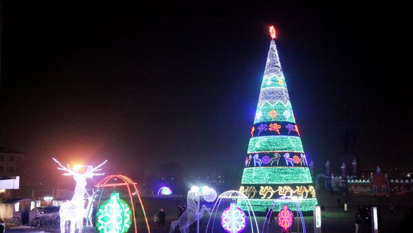 Зажжение новогодней елки на центральной площади Оша - Sputnik Кыргызстан