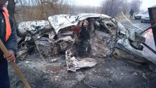 Сгоревший автомобиль, после ДТП на 50-м километре объездной дороги Бишкек — Нарын — Торугарт - Sputnik Кыргызстан