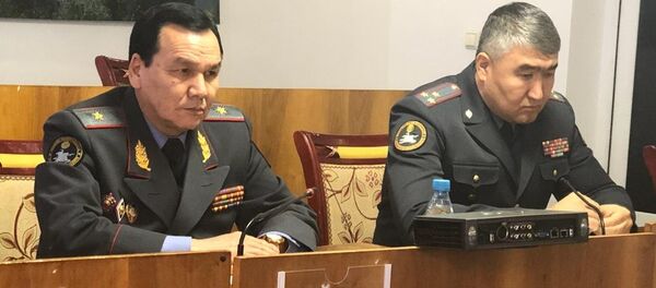 Ички иштер министри Кашкар Жунушалиев Чаткалдын Терек-Сай айылында кармалган жергиликтүү 15 тургундун жакындары менен жолукту - Sputnik Кыргызстан