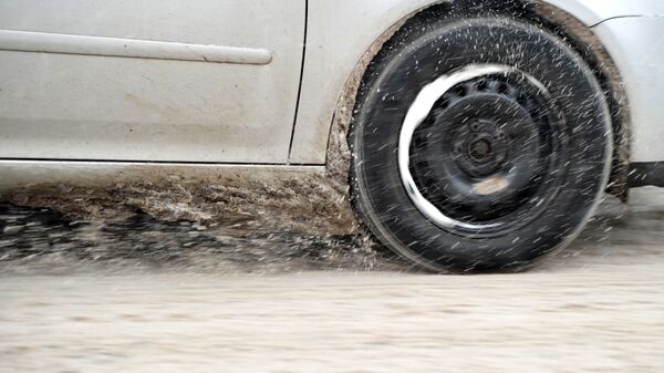 Автомобиль едет по заснеженной дороге. Архивное фото - Sputnik Кыргызстан