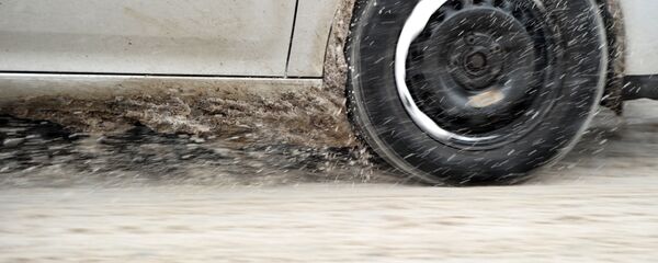 Автомобиль едет но заснеженной дороге. Архивное фото - Sputnik Кыргызстан