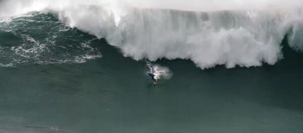 Под сотнями тонн воды — гигантские волны поглощали серфера. Видео Под сотнями тонн воды — гигантские волны поглощали серфера. Видео - Sputnik Кыргызстан