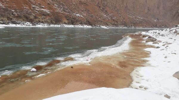Загрязнение реки Нарын кровью, вытекающей из трубы убойного цеха - Sputnik Кыргызстан