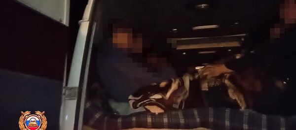 Больно смотреть. 26 пассажиров в тесном бусе везли в Кыргызстан из России Больно смотреть. 26 пассажиров в тесном бусе везли в Кыргызстан из России - Sputnik Кыргызстан