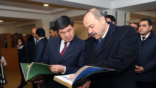 Премьер-министр Кыргызстана Мухаммедкалый Абылгазиев и глава правительства Узбекистана Абдулла Арипов в городе Ош посетили школу имени Алишера Навои - Sputnik Кыргызстан