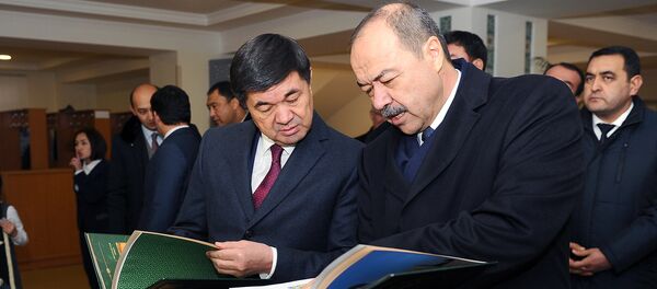 Премьер-министр Кыргызстана Мухаммедкалый Абылгазиев и глава правительства Узбекистана Абдулла Арипов в городе Ош посетили школу имени Алишера Навои - Sputnik Кыргызстан