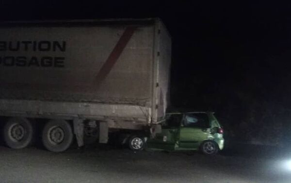 В Ноокатском районе автомобиль марки Daewoo Matiz врезался в припаркованный на обочине грузовик - Sputnik Кыргызстан
