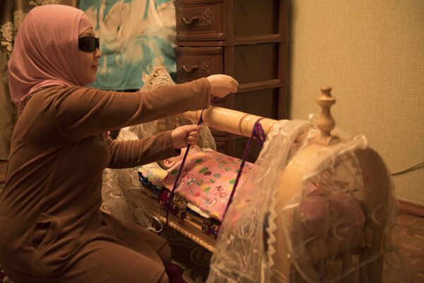 Незрячие родители двух детей Исабек Олжобай уулу и Назгуль Жээнбекова - Sputnik Кыргызстан