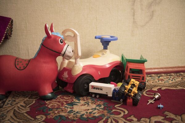 Незрячие родители двух детей Исабек Олжобай уулу и Назгуль Жээнбекова - Sputnik Кыргызстан