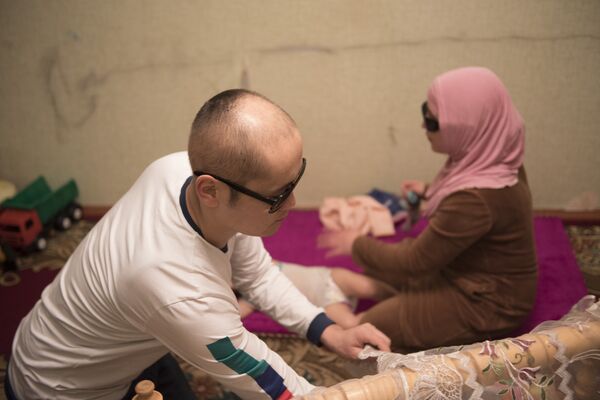 Незрячие родители двух детей Исабек Олжобай уулу и Назгуль Жээнбекова - Sputnik Кыргызстан