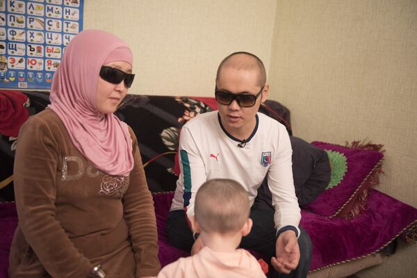 Незрячие родители двух детей Исабек Олжобай уулу и Назгуль Жээнбекова - Sputnik Кыргызстан