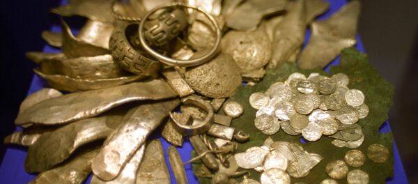 Клад ХII века с золотыми изделиями - Sputnik Кыргызстан