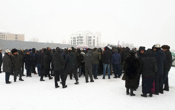 У здания диппредставительства собралось порядка 50 человек. - Sputnik Кыргызстан