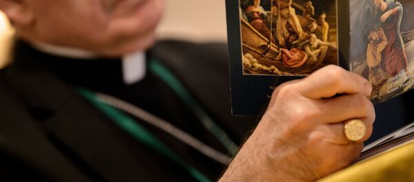 Священник читает молитву. Архивное фото - Sputnik Кыргызстан