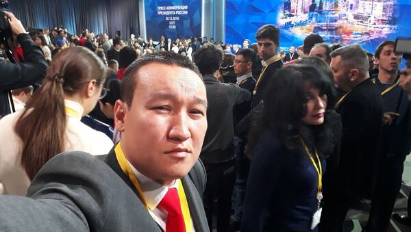 Шеф-редактор Sputnik Кыргызстан Эркин Алымбеков участвует в ежегодной пресс-конференции президента России Владимира Путина - Sputnik Кыргызстан