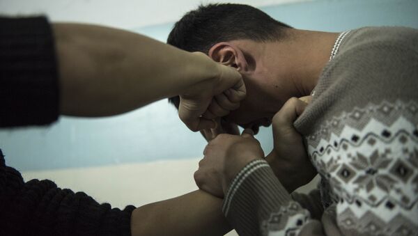 Мужчина бьет кулаком человека. Иллюстративное фото - Sputnik Кыргызстан