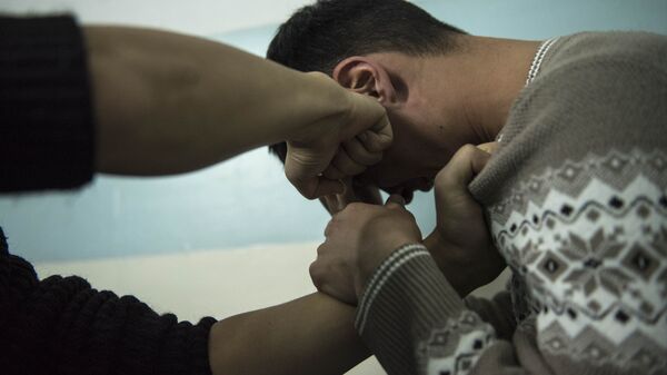 Мужчина бьет кулаком человека. Иллюстративное фото - Sputnik Кыргызстан