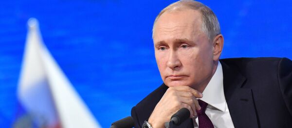 Президент РФ Владимир Путин во время ежегодной большой пресс-конференции в Центре международной торговли на Красной Пресне. - Sputnik Кыргызстан