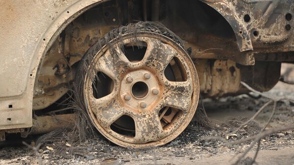 Колесо сгоревшего автомобиля. Архивное фото - Sputnik Кыргызстан