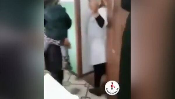 Врач кричала и не принимала ребенка с температурой в Джалал-Абаде. Видео - Sputnik Кыргызстан