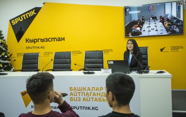 Мастер-класс проходил в интерактивной форме: студенты провели ролевые игры — смогли задать друг другу вопросы и выступить в качестве спикеров - Sputnik Кыргызстан