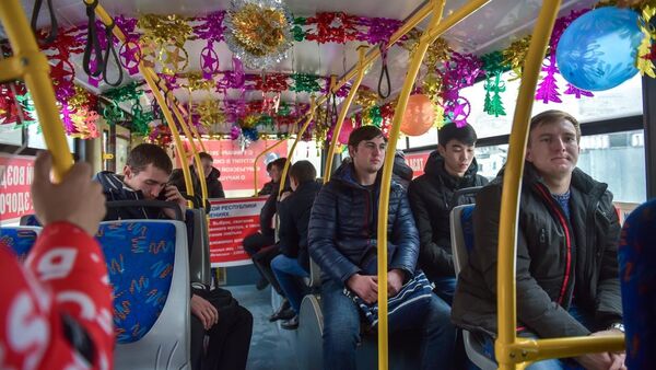 Новогоднее оформление общественного транспорта в Бишкеке - Sputnik Кыргызстан