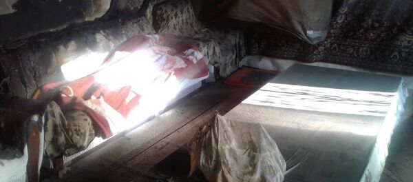 Сожженный дом после убийства семьи в селе Кок-Ой Жумгальского района Нарынской области Сожженный дом после убийства семьи в селе Кок-Ой Жумгальского района Нарынской области - Sputnik Кыргызстан