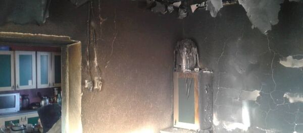 Сожженный дом после убийства семьи в селе Кок-Ой Жумгальского района Нарынской области Сожженный дом после убийства семьи в селе Кок-Ой Жумгальского района Нарынской области - Sputnik Кыргызстан