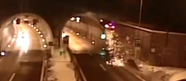 Водитель повторил трюк из Форсажа, попав в необычное ДТП. Видео из Словакии - Sputnik Кыргызстан