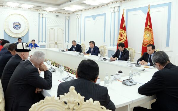 Президент КР Сооронбай Жээнбеков встретился с участниками Апрельской народной революции 2010 года, родственниками погибших, пострадавших и представителями общественных объединений - Sputnik Кыргызстан