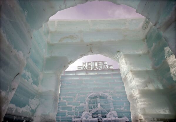 Ледяной отель Saranac Ice Palace в местечке Саранак Лейк (США) - Sputnik Кыргызстан