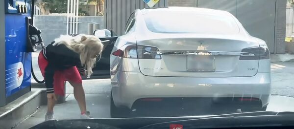 Блондинка рассмешила соцсети, попытавшись заправить электрокар на АЗС. Видео - Sputnik Кыргызстан