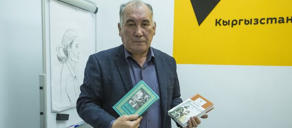 Сын героини принявшей на свое попечение в годы ВОВ 160 эвакуированных детей из блокадного Ленинграда Токтогон Алтыбасарой Марат Абдиев Сын героини принявшей на свое попечение в годы ВОВ 160 эвакуированных детей из блокадного Ленинграда Токтогон Алтыбасарой Марат Абдиев - Sputnik Кыргызстан