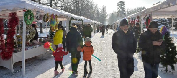 В центре Бишкека в пятницу, 21 декабря, открылась рождественская ярмарка - Sputnik Кыргызстан