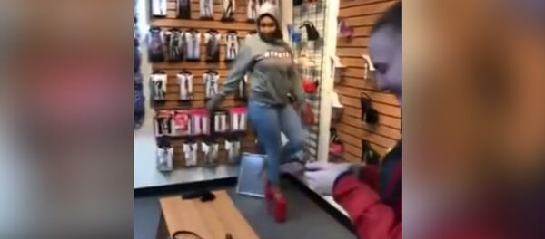 Девушка неудачно примерила туфли для стриптизерш и рассмешила соцсети. Видео - Sputnik Кыргызстан