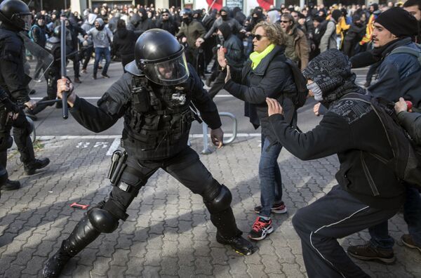 Столкновения между полицией и протестующими в Барселоне - Sputnik Кыргызстан
