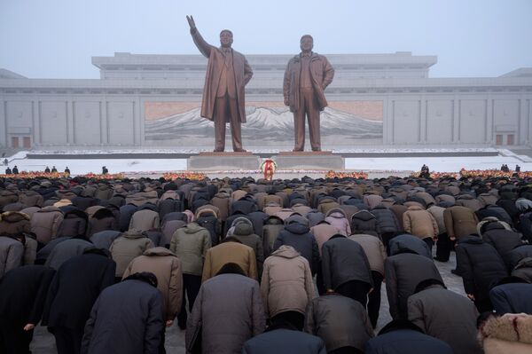 Пхеньян шаарынын тургундары Ким Чен Ирдин өлгөн күнүн белгилеп жатат - Sputnik Кыргызстан