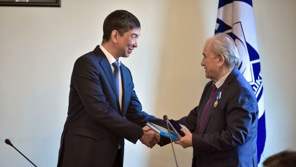 Церемония награждения орденом Международной ассамблеи столиц и крупных городов - Sputnik Кыргызстан