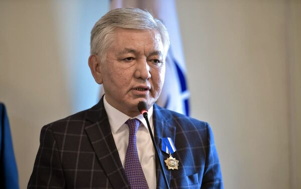 Лидер фракции СДПК Иса Омуркулов был награжден орденом Данк - Sputnik Кыргызстан